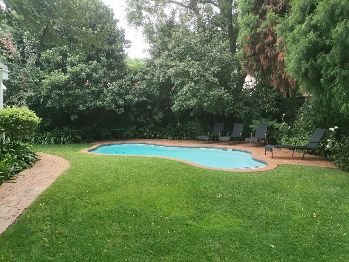 יוהנסבורג Rosebank Lodge Guesthouse By Claires מראה חיצוני תמונה