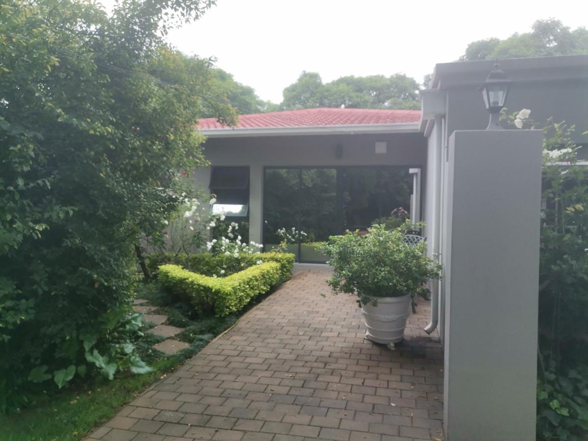 יוהנסבורג Rosebank Lodge Guesthouse By Claires מראה חיצוני תמונה