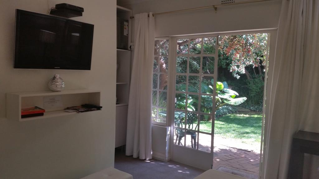 יוהנסבורג Rosebank Lodge Guesthouse By Claires מראה חיצוני תמונה
